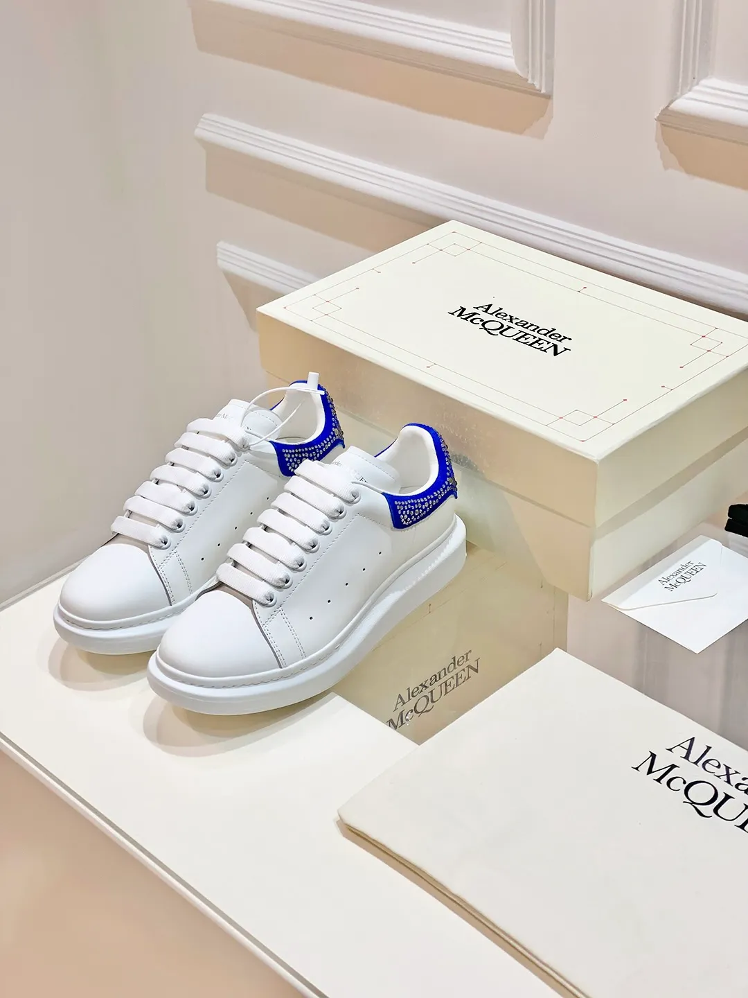 👟👟Ex-factory price 560👟👟 𝐀𝐥𝐞𝐱𝐚𝐧𝐝𝐞𝐫 𝐌𝐜𝐐𝐮𝐞𝐞𝐧A must-have for going out ~ full of confidence. McQueen white shoes are versatile and can instantly elongate your proportions. The long legs that fill the screen make you confident, sweet and cool, and can be controlled by both male and female gods, making you look better as you wear them. ⭐Shoe upper material: first-layer cowhide ⭐Shoe lining material: sheepskin ⭐Available sizes: 35-40, male 39-45 (female 40, male 45 customized)